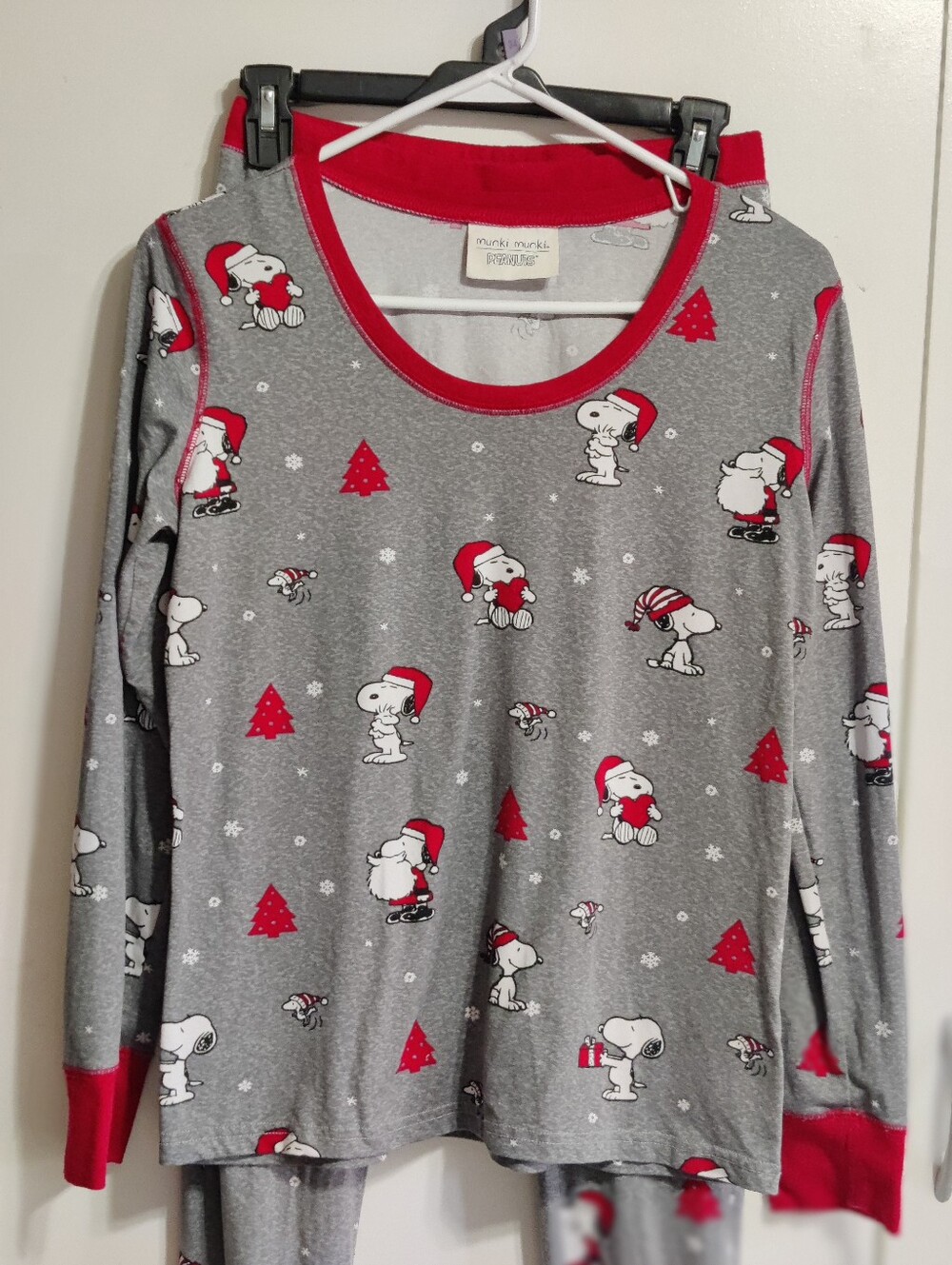 Munki Munki Women's Gray & Red Snoopy Holiday Pajama Top